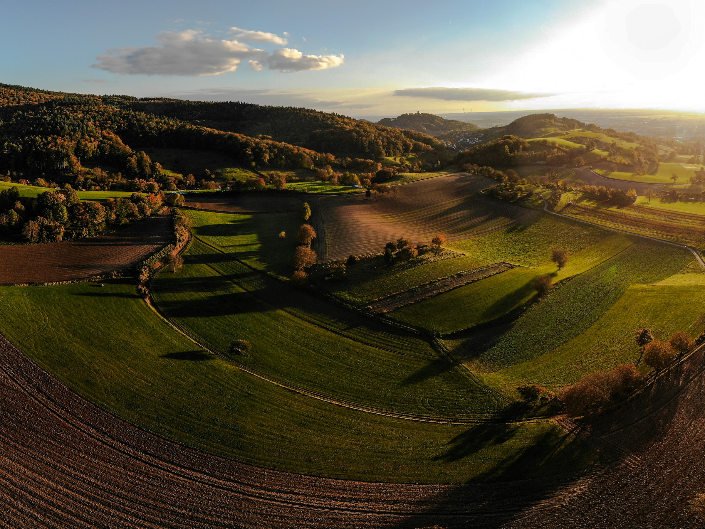 Luftaufnahme einer landwirtschaftlich geprägten Hoflandschaft